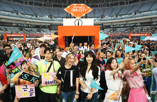 CJ ENM과 서울특별시가 공동주최해 지난 8월 서울 고척스카이돔에서 열린  아시아 최대 1인 창작자 축제 '다이아페스티벌 2018 with 놀꽃'에 참가한 크리에이터들의 퍼레이드. 사진=CJ ENM 제공